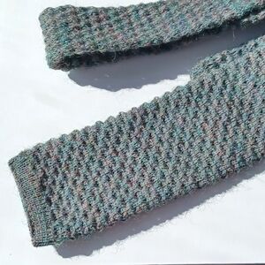 VINTAGE GANT 100% WOOL MADE IN USA GREEN/MARLED SQUARE TIP KNIT/TEXTURED NECKTIE